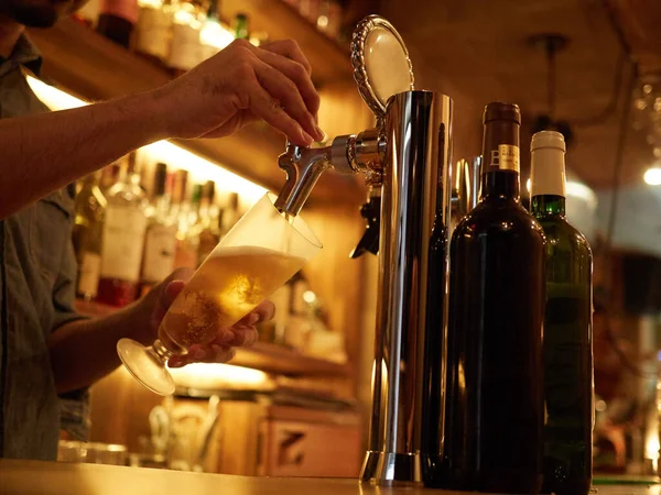 Barman Japonais Versant Bière — Photo