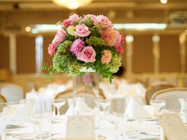 Düğün masaları için çiçek aranjmanı