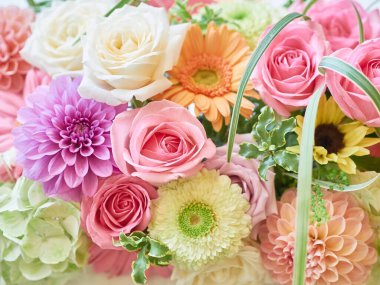 Düğün masaları için çiçek aranjmanı