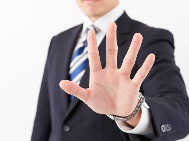 Japon erkek işadamı dur işareti veriyor