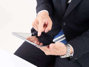 Japon erkek işadamı tablet kullanıyor