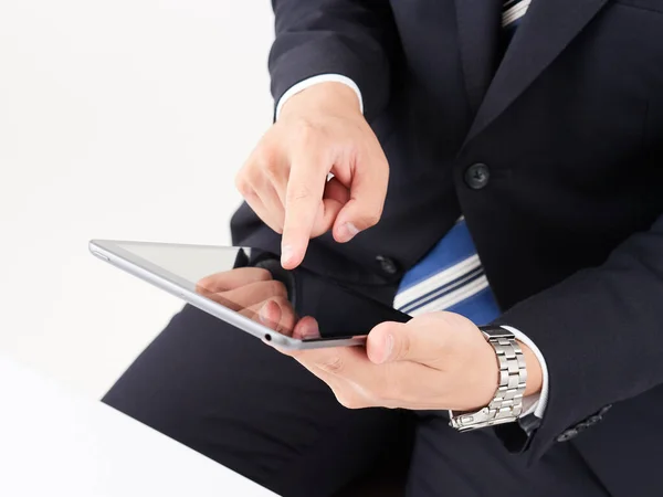 Hombre Negocios Japonés Operando Una Tableta — Foto de Stock