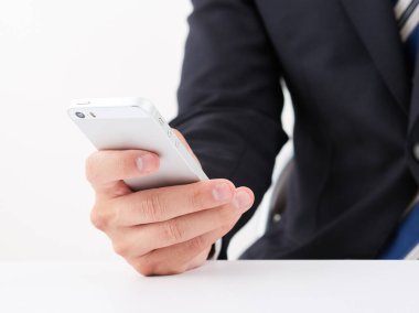 Japon erkek işadamı akıllı telefon kullanıyor.