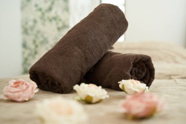 Güzellik salonundaki yatağa sarılmış havlular.