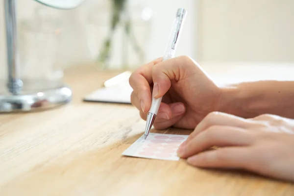 Una Mujer Escribe Fecha Tarjeta Fidelidad Salón Belleza — Foto de Stock