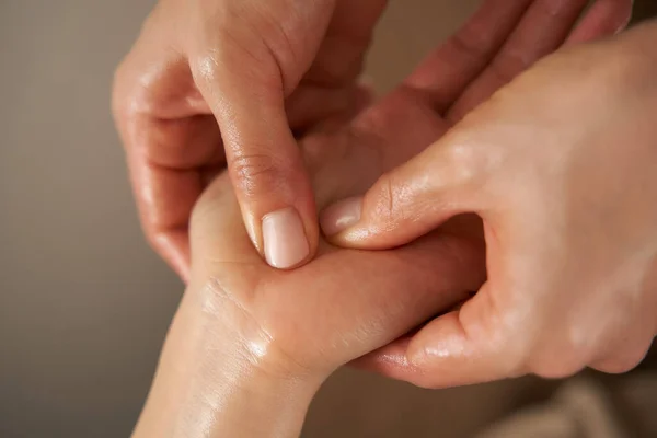 Mulher Japonesa Recebendo Uma Massagem Mão Salão Beleza — Fotografia de Stock