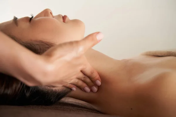 Japanese Woman Receiving Neck Massage Aesthetic Salon — Stock Photo, Image