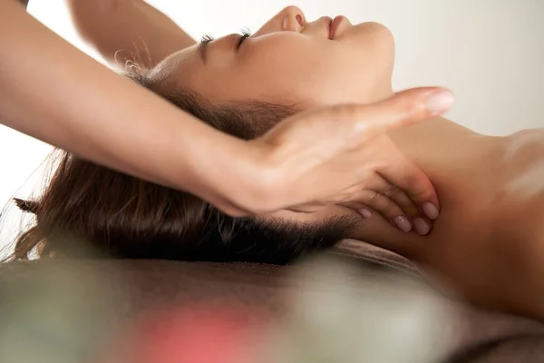 Japanese Woman Receiving Neck Massage Aesthetic Salon — Stock Photo, Image