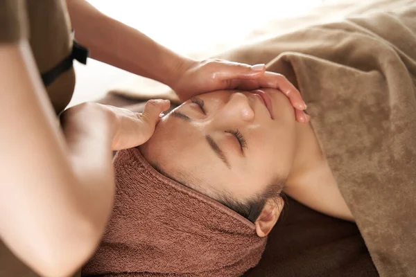 Japanese Woman Receiving Facial Massage Aesthetic Salon — Stock Photo, Image