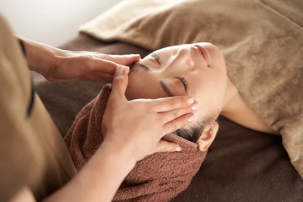 Japanese Woman Receiving Facial Massage Aesthetic Salon — Stock Photo, Image