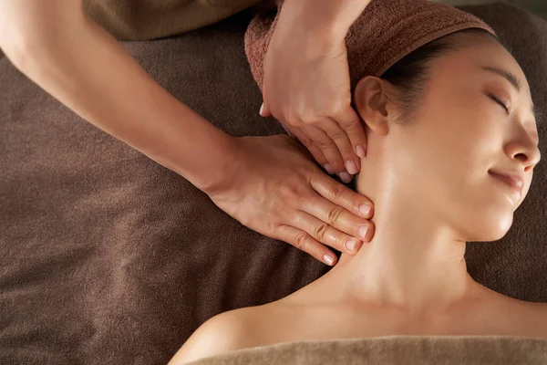 Mulher Japonesa Recebendo Uma Massagem Pescoço Salão Estético — Fotografia de Stock