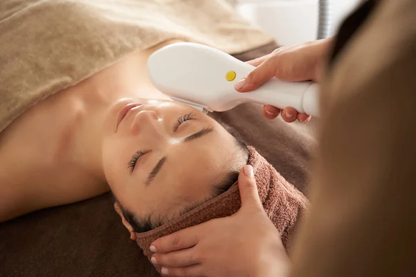 Mulher Japonesa Recebendo Uma Foto Facial Salão Beleza Estética — Fotografia de Stock