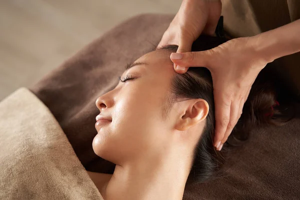 Mulher Japonesa Recebendo Uma Massagem Facial Salão Estético — Fotografia de Stock