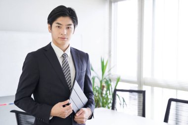 Konferans odasında tabletli bir Japon erkek işadamı.