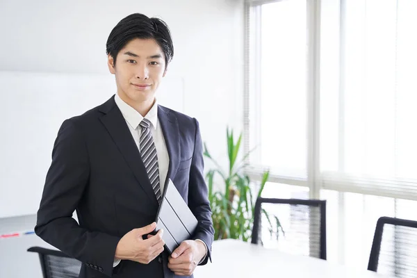 Een Japanse Mannelijke Zakenman Met Een Tablet Een Vergaderzaal — Stockfoto