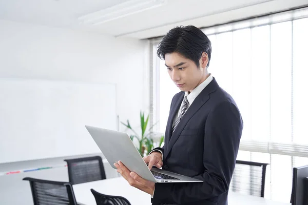 Japansk Affärsman Öppnar Sin Laptop Ett Konferensrum — Stockfoto