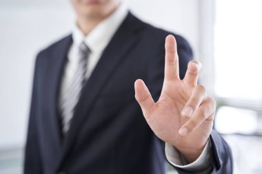 Japon erkek işadamı konferans odasında metin sentezi için bir düğmeye basıyor
