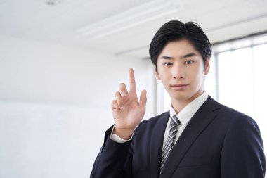  Japon erkek işadamı konferans odasında metin sentezini işaret ediyor