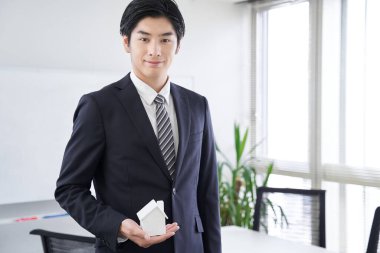 Beyaz saray objesi olan Japon erkek işadamı.