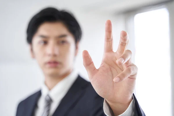 Homem Negócios Japonês Aperta Botão Sala Conferências Para Síntese Texto — Fotografia de Stock