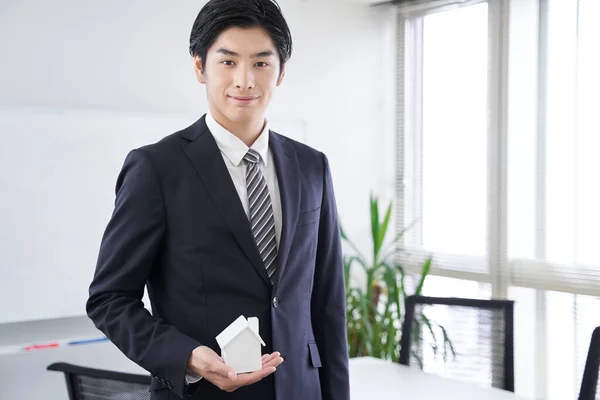 Japansk Man Affärsman Med Ett Vitt Hus Objekt — Stockfoto