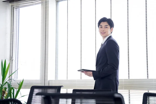 Японский Бизнесмен Держит Планшет Окне Офиса — стоковое фото