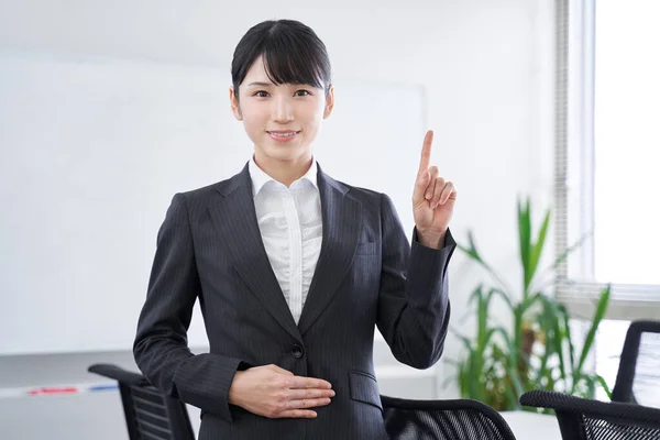 Una Mujer Japonesa Oficina Señalando Una Mujer Negocios Japonesa — Foto de Stock