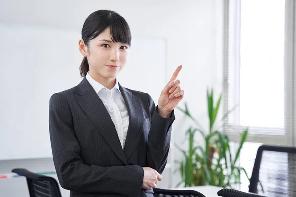 Une Japonaise Dans Son Bureau Pointant Vers Une Femme Affaires — Photo