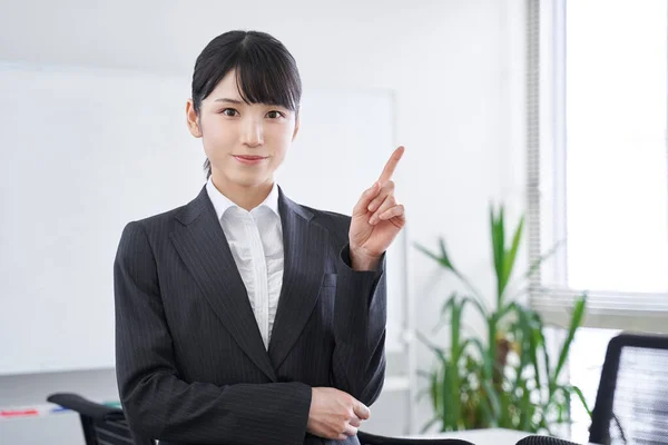 Una Mujer Japonesa Oficina Señalando Una Mujer Negocios Japonesa —  Fotos de Stock