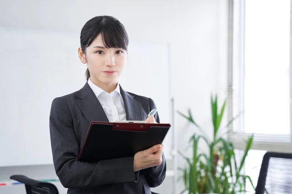 Japońska Bizneswoman Organizuje Przesłuchanie Swoim Biurze — Zdjęcie stockowe