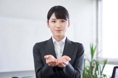 Ofisinde elini uzatan bir Japon iş kadını.