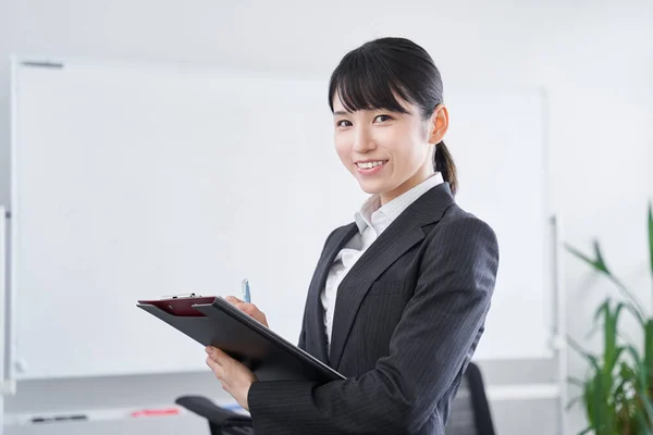 Japansk Kvinnlig Affärskvinna Håller Utfrågning Sitt Kontor — Stockfoto