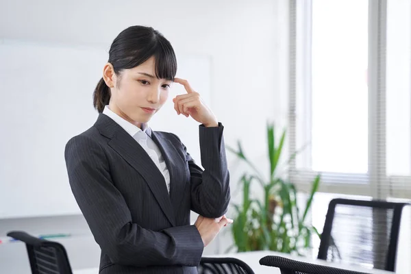 Japansk Kvinna Sitt Kontor Tänker — Stockfoto