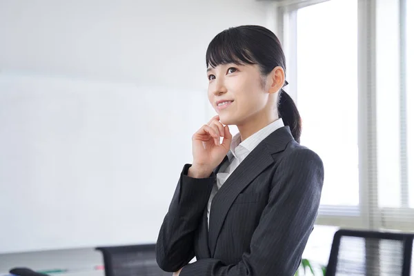 Японская Женщина Своем Офисе Думает — стоковое фото