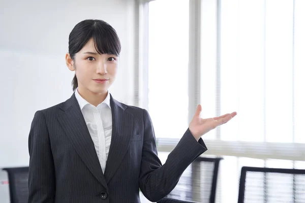 Une Femme Japonaise Montrant Une Femme Affaires Japonaise Autour Bureau — Photo