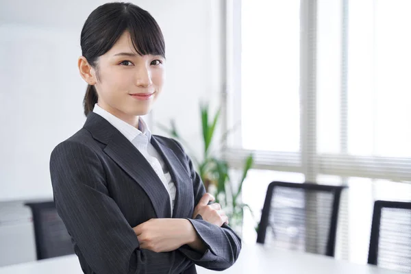 Japanese Woman Her Office Her Arms Folded — Stock Photo, Image