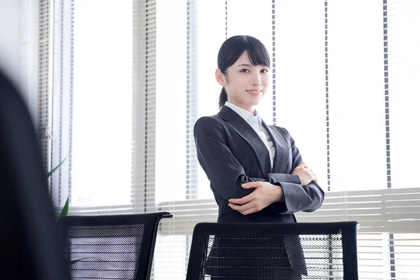 Une Japonaise Debout Près Fenêtre Dans Son Bureau — Photo