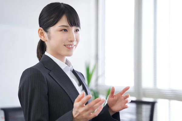 Une Femme Affaires Japonaise Présente Bureau — Photo