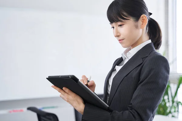 日本の女性実業家 彼女の事務所で聴聞会 — ストック写真