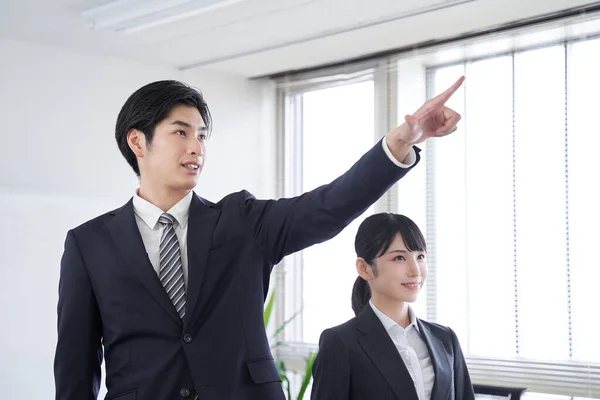 Japansk Forretningsmann Peker Mål Kontoret Sitt – stockfoto