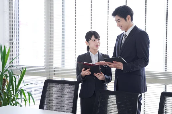 Japanska Affärsmän Sitter Vid Kontorsfönstret Och Tittar Dokument — Stockfoto