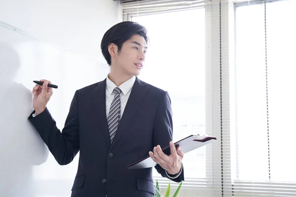 Японский Бизнесмен Представляющий Уверенностью — стоковое фото