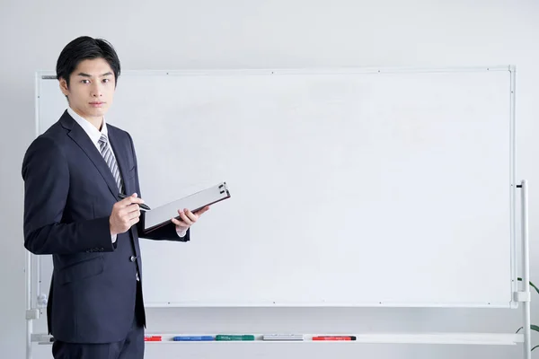 Японский Бизнесмен Объясняет Аудитории Использование Белой Доски Синтеза Текста — стоковое фото