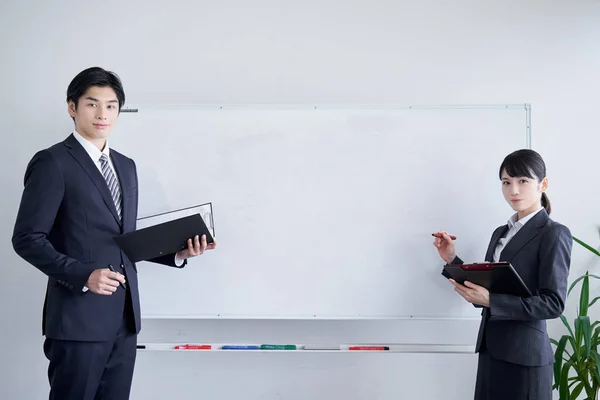 Japanese Businessperson Explaining Things Using White Board Text Synthesis — Stock Photo, Image