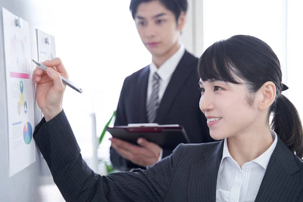 Japanse Zakenmensen Een Vergaderzaal — Stockfoto