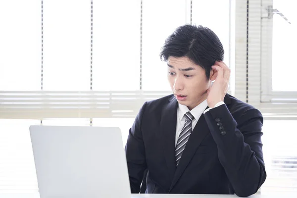 Японский Бизнесмен Управляет Ноутбуком Офисе Проблемным Выражением Лица — стоковое фото