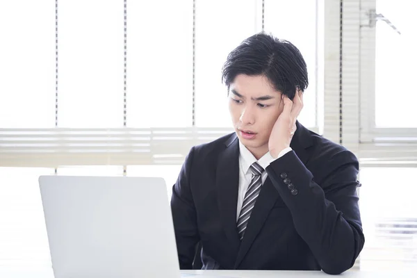 Bărbat Afaceri Japonez Își Operează Laptopul Birou Expresie Tulburată Față — Fotografie, imagine de stoc