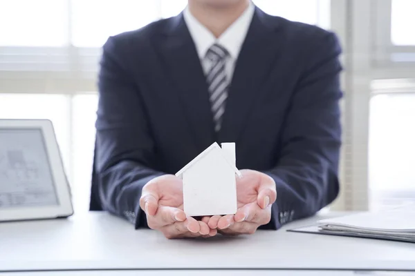 Vendedor Japonés Bienes Raíces Masculino Sosteniendo Objeto Casa — Foto de Stock