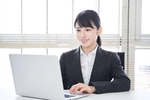 Une Femme Affaires Japonaise Souriant Son Ordinateur Portable Dans Son — Photo