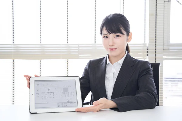 Japońska Sprzedawczyni Nieruchomości Pokazująca Nieruchomość Tablecie — Zdjęcie stockowe